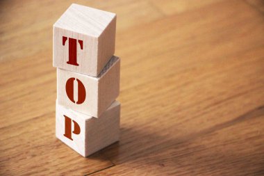 Tahta küplerle ilgili en önemli haber. Küp yığını tahta zemine dikey olarak yerleştirilmiş. Liderlik kazanan konsepti.