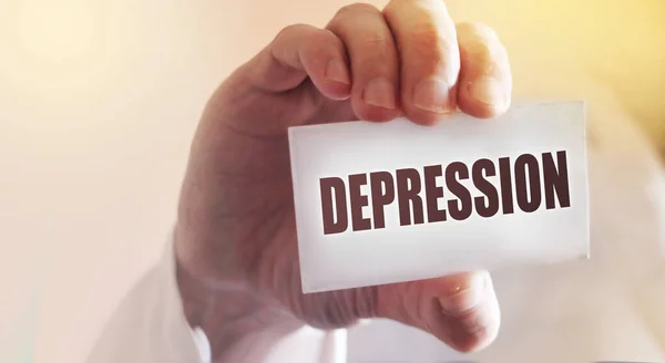 Palabra Depresión Está Escrita Una Tarjeta Que Doctor Sostiene Enfoque —  Fotos de Stock