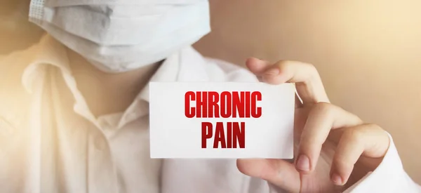 Cartão de dor crônica nas mãos do médico. Conceito de saúde — Fotografia de Stock