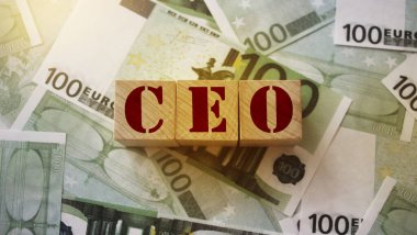 CEO 100 Euro 'luk banknotların üzerine tahta bir küpün üzerine yazılmış. Mektuplar Genel Müdür 'ün kısaltması. İş yönetimi kavramı