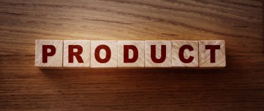 Tahta masadaki tahta blokların üzerinde harfler olan bir ürün kelimesi. Ürün veya hizmet satış sektörü konsepti.