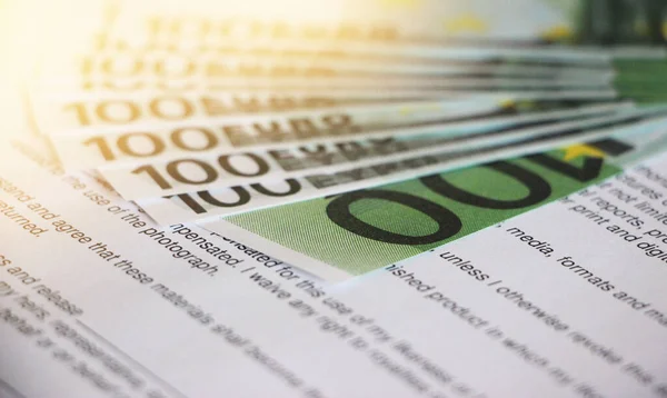 İş anlaşmasına 100 Euro 'luk banknotların yakın plan çekimi. Seçici odaklanma. Para para birimi kavramı.