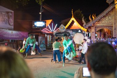 Chiang Mai, Tayland - 30 Aralık 2017: İnsanlar sokaklarda ve pazarda Tayland 'da yeni yılı ve Noel' i kutluyorlar. Chiang Mai, Kuzey Tayland.
