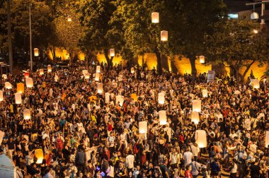 Chiang Mai, Tayland - 31 Aralık 2017: Kalabalıklar halinde gökyüzü fenerleri, uçan fenerler, yüzen fenerler, karanlık gece gökyüzünde ay ışığında sıcak hava balonları fırlatıyorlar. Yeni yıl ve Tayland 'da Yeepeng festivali. Chiang Mai, Kuzey Tayland.