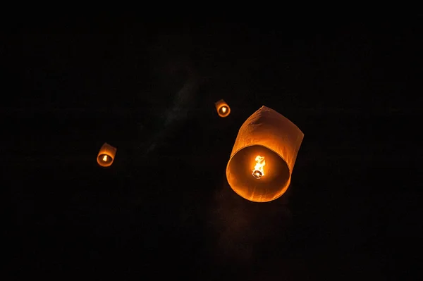 Luftsignallanterner Flyvende Lykter Flytende Lykter Varmluftsballonger Mørk Nattehimmel Med Måne – stockfoto