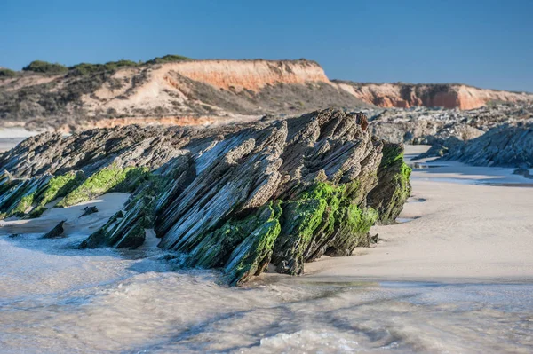 PORTOGALLO, Praia do Magoito - Spiaggia di Magoito dettaglio della pietra i — Foto Stock
