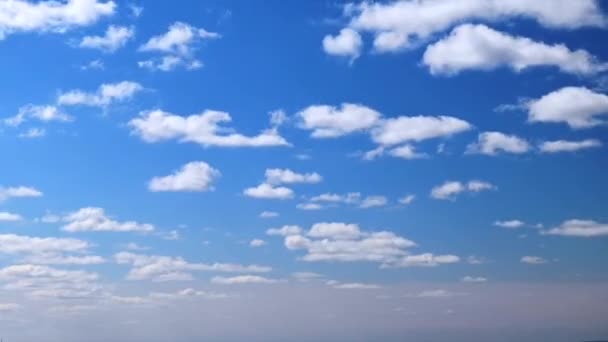 晴れた夏の日には明るい青空にふわふわの小さな白い雲が速く走るとタイムラプス 4K時間経過パフィー曇り空 空の雲のパターン テクスチャ — ストック動画