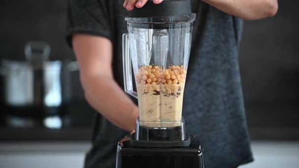 Joven Atleta Hombre Mezclando Hummus Una Cocina Gris Moderna Preparación — Vídeo de stock