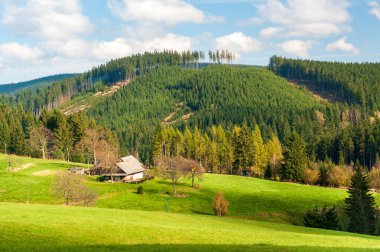 Beskydy dağlarında gün doğumu vadide sis ve dramatik bulutlu gökyüzü Çek dağlarında güneşli bir sabah, Lysa Hora Dağı yakınlarında Beskid Slaski.