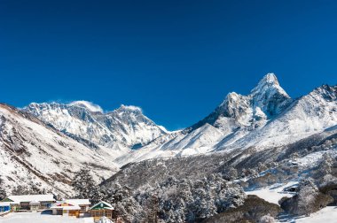 Ama Dablam ve Mt. Everest tepeleri Tengboche geçidinde karla kaplı. Nepal Himalayaları 'nda gezinti. EBC (Everest ana kamp yürüyüşü), Lukla 'dan Everest yürüyüşünün EBC' sine kadar uzanır. Nepal.