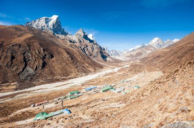 Dingboche köyünün (4410 m) ve Tawoche / Taboche zirvesinin havadan görüntüsü. Nepal Himalayaları 'nda gezinti. EBC (Everest ana kamp yürüyüşü), Lukla 'dan Everest yürüyüşünün EBC' sine kadar uzanır. Nepal.