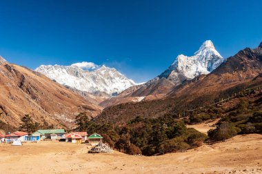 Ama Dablam ve Mt. Tengboche geçidinde Everest tepeleri. Nepal Himalayaları 'nda gezinti. EBC (Everest ana kamp yürüyüşü), Lukla 'dan Everest yürüyüşünün EBC' sine kadar uzanır. Nepal.