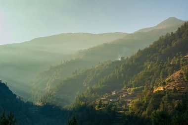 Kinja köyünden yükselen. Nepal Himalayaları 'nda gezinti. EBC (Everest ana kamp yürüyüşü) Jiri ve Lukla arasındaki patika - Everest 'in alt kısmı. Nepal.