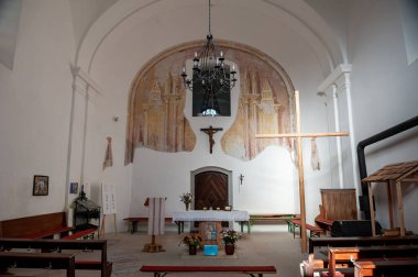 Pohori na Sumave 'deki kilisenin içinde (czech köyü). Beyaz şapel katedraliyle güneşli bir yaz günü. Sumava, Bohem Ormanı, Bohmerwald, Gratzen Dağları, Çek Cumhuriyeti.