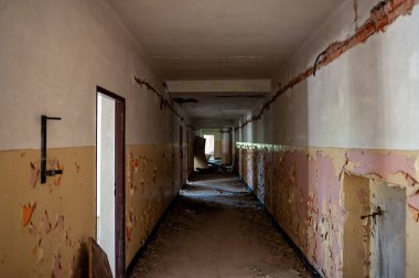 Terk edilmiş eski binadaki Coridor ve pul pul boya. Terk edilmiş bir binada boş bir koridor. Yıkık dökük binanın içinde..
