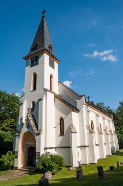 Nepomuk 'lu Aziz John Kilisesi, Zadni Zvonkova (czech köyü). Beyaz şapel katedraliyle güneşli bir yaz günü. Sumava, Bohem Ormanı, Bohmerwald, Çek Cumhuriyeti.