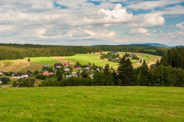 Tarlalarda ve ormanlarda gün batımı. Çayır üzerinde akşam güneşleri. Sumava, Bohem Ormanı, Bohmerwald, Çek Cumhuriyeti köylerinde sıcak güneş ışığı.