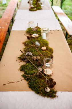 Yosun, dallar, devedikeni, taşlar, çayır çiçekleri, ahşap ve konilerden yapılmış yaz düğün süsü. Yosunlu Rustik dekorasyon. Klasik boho yaz dekorasyonu.