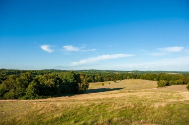 Herstmonceux çevresindeki tarlalar ve çayırlar, Doğu Sussex, İngiltere. İngiltere 'deki Brick Herstmonceux kalesi (Doğu Sussex) 15. yüzyıl.
