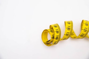 Ölçülmesi gereken sarı şerit. Dikiş dikmek için gerekli. Spor ve diyet.