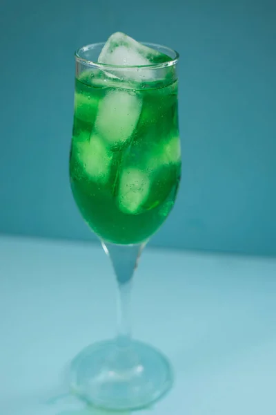 Ett Glas Grön Cocktail Med Blå Bakgrund Bordsartiklar För Alkohol — Stockfoto