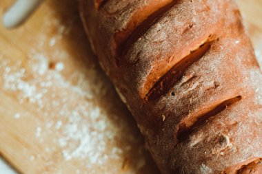 Ev ekmeği. Evde pişireceğim. Buğday unundan yapılmış kabuklu ekmek..