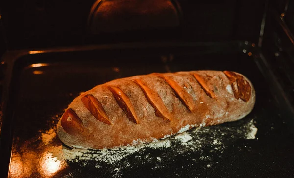 Hembröd Bakar Hemma Knaprigt Vetemjöl Bröd Ugnen — Stockfoto