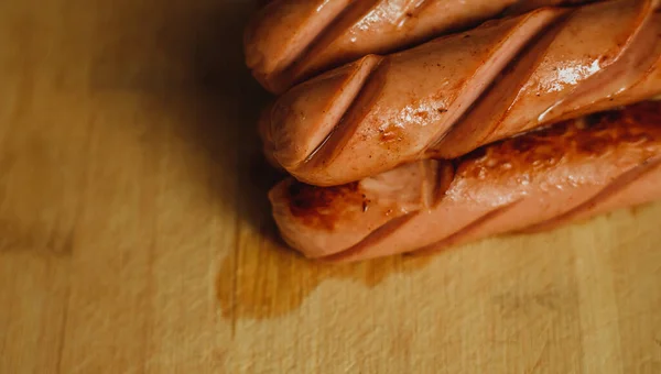 Salsichas Fritas Jazem Uma Tábua Madeira Comida Rápida Pequeno Almoço — Fotografia de Stock