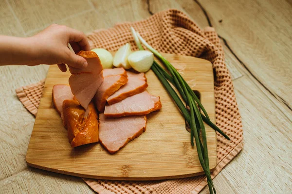 Carne Corta Una Tabla Madera Comida Rápida Desayuno Picnic Naturaleza — Foto de Stock