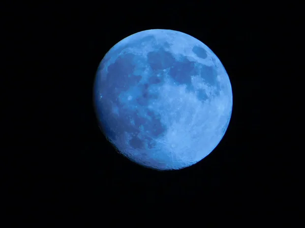 Pełnia Księżyca Zanikająca Wokół Niebieskiego Księżyca Czarnym Nocnym Niebie — Zdjęcie stockowe