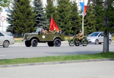  9 Mayıs 'taki zafer kutlamasının onuruna askeri araçların geçit töreni         