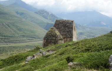 El Tubu yerleşimin antik mezarları