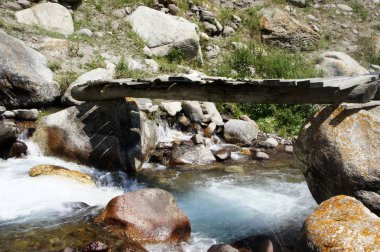 Dağlarda bir nehir üzerinde bir köprü