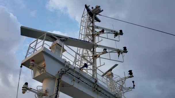 Mast Ett Fartyg Med Roterande Radar Vid Solnedgången — Stockvideo
