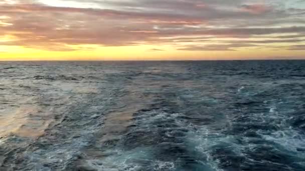 Fartygets Akter Bakom Kate Med Vattenborrning — Stockvideo