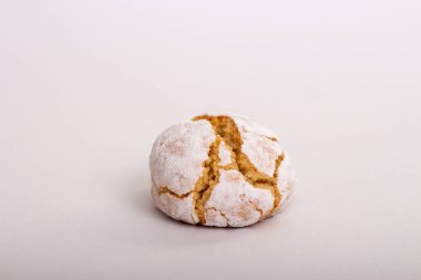 Beyaz arka planda beyaz badem kurabiyeleri