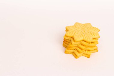 Beyaz arkaplanda çerez kar tanesi