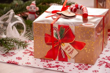 Güzel bir kutuda kurabiyelerle Noel paketi