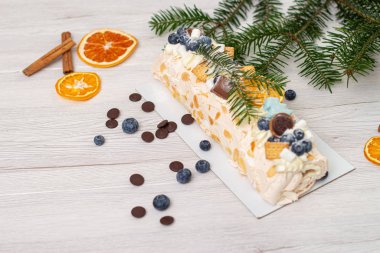 Limonlu, yaban mersinli ve çikolatalı Noel çöreği.