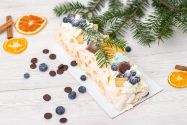 Limonlu, yaban mersinli ve çikolatalı Noel çöreği.