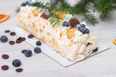 Limonlu, yaban mersinli ve çikolatalı Noel çöreği.