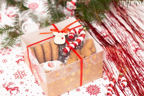 Güzel Bir Kutuda Kurabiyelerle Noel Paketi — Stok fotoğraf