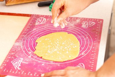 Yemek masasında noel ağacı şeklinde gübre.