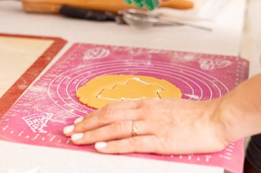 Yemek masasında noel ağacı şeklinde gübre.