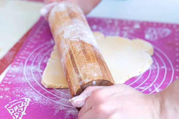 Massa Farinha Forma Uma Árvore Natal Uma Mesa Cozinha — Fotografia de Stock