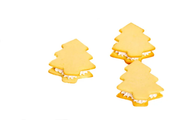 烤饼干圣诞树三明治白盘加奶油 — 图库照片