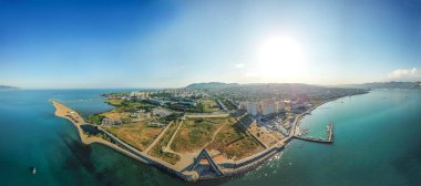 Novorossiysk plajı, yüksek bir yaz manzarasından tükürük saçıyor.