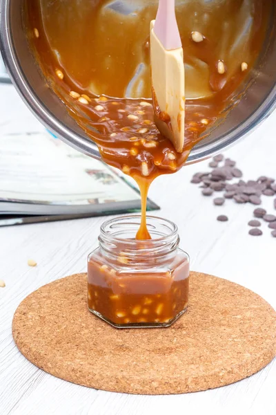 Pouring Toffee Cup Pan — 스톡 사진
