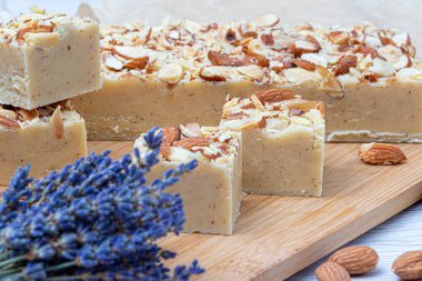 Fındıklı hafif bir masada şekerleme