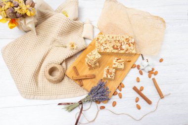 Fındıklı hafif bir masada şekerleme